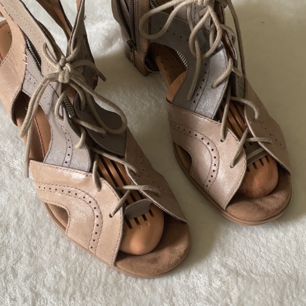 Rockport Tan Sandals Minimalist Design